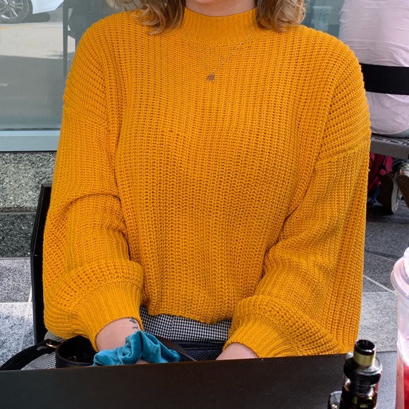 Yellow sweater - Picture 1 of 1